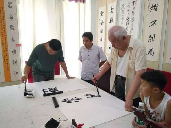 郸城县中州艺术馆向全县敬老院捐赠书画作品