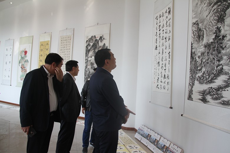 省委宣传部长赵素萍等领导来郸城观看艺术馆作品